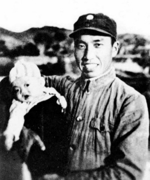 左权怀抱女儿左太北。(本版均为资料照片)