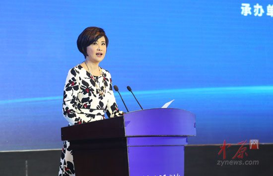 凤凰卫视资讯台首席主播吴小莉担任主持人