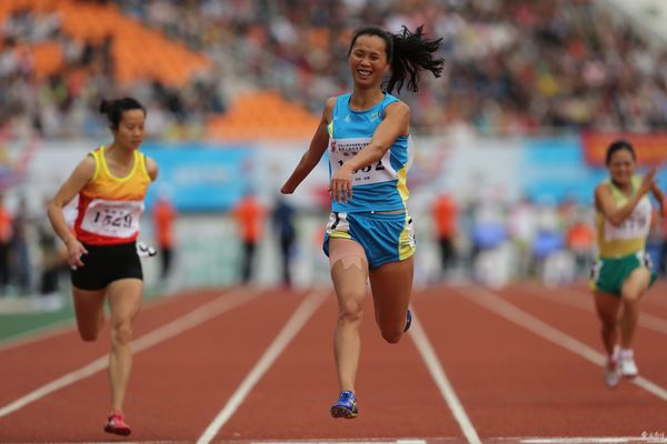 百米大战中的王艳萍 记者 周灿摄