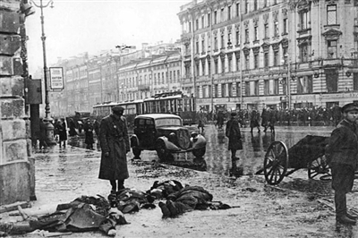 列宁格勒被围困期间，涅瓦大街上冻饿而死的人们。资料图片