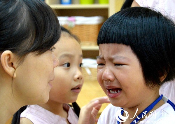 福州幼儿园入学首日:萌娃以泪洗面 诺一劝慰