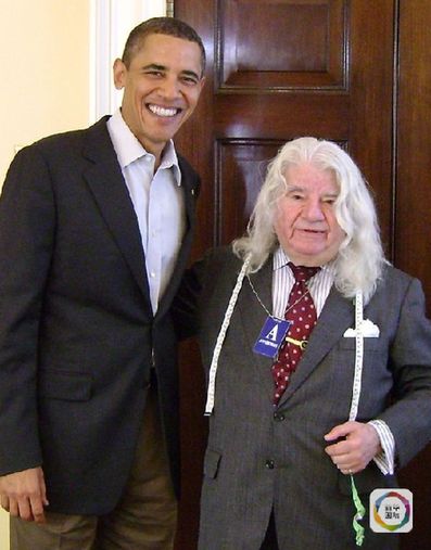 奥巴马与德帕里斯合影。(图片来源:新华/法新)