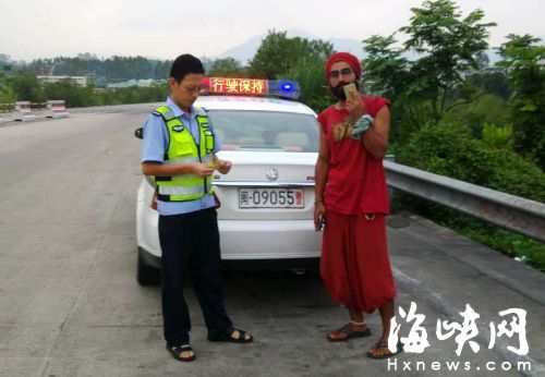 土耳其男子中国穷游 福州高速路上拦车去上海