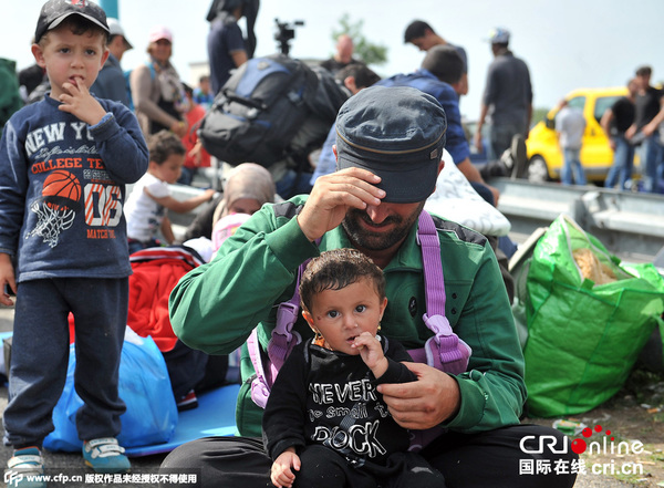 匈牙利边境设围栏阻止难民潮 移民绝食抗议(组