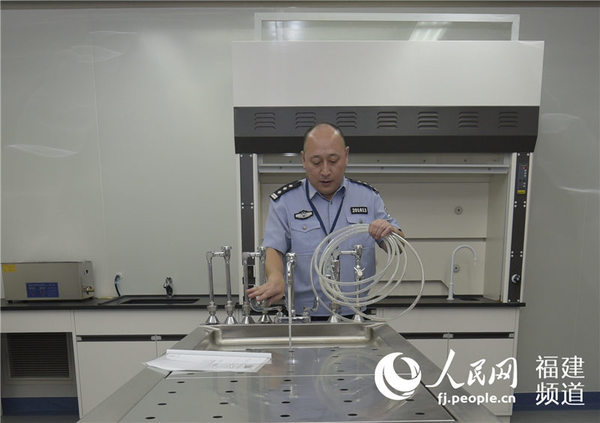 法医科科长殷晓峰介绍先进的解剖床的使用。沈宇波 摄