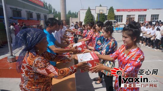 向新疆健身操比赛中的冠军队颁发精美奖品，并给所有参赛的选手颁发纪念奖。姑娘们手捧奖品，个个兴高采烈。健身操亚克西！工作组亚克西！民族团结亚克西！