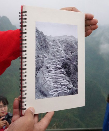 陈亚林展示昔日二十四道拐老照片。(乔外 摄)