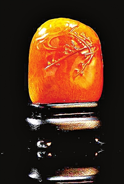 江依霖作 田黄石花好月圆摆件