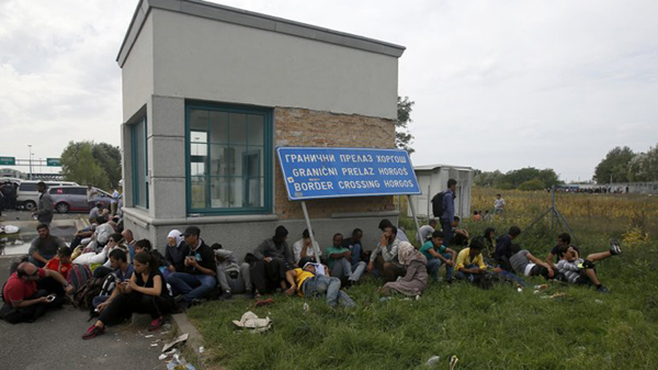 9月14日，在埃及开罗，媒体记者聚集在收治受伤游客的医院外。图片来源：新华社（哈桑摄）