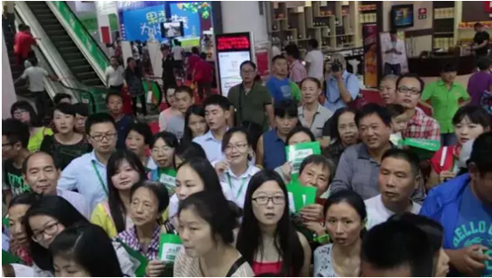 图为中国（长沙）国际食品展上，麻辣王子像个领结的面筋引试吃热潮