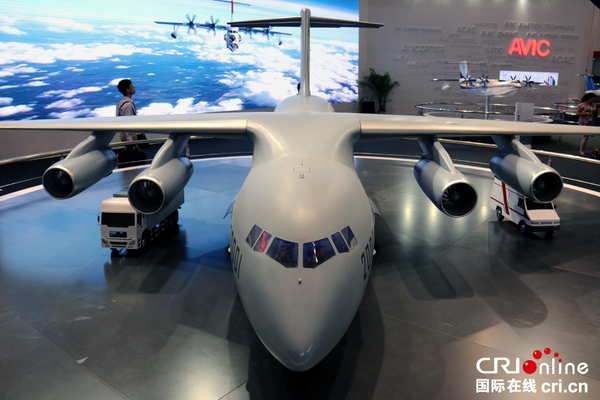 第十六届北京国际航空展上的运-20大比例模型 摄影 付承堃 国际在线报道(记者 付承堃):9月17日,第十六届北京国际航空展进入第二天。在中航工业展区,国产战略运输机运-20展出大比例模型,人气颇旺,引来观众纷纷合影留念。虽然仅是模型,但仍然可以感受到国之重器的气势。 运-20,中国代号鲲鹏,网民称其胖妞,是中国自主研发的新一代重型军用运输机,于2013年1月26日首飞成功。作为多用途运输机,运-20可在复杂气象条件下,执行各种物资和人员的长距离航空运输任务。 据此前报道,今年1月互联网爆出的照片