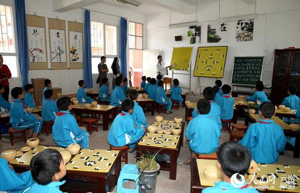 老师正在给学生讲解围棋。摄影：范南丹
