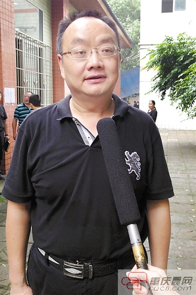 王跃林接受媒体采访。