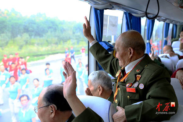 老兵们向窗外的运动员们挥手致意