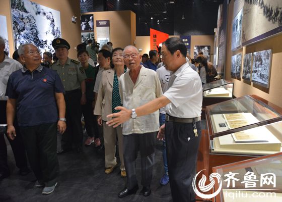 抗战老战士阴法唐，罗荣桓之子罗东进，以及著名的党史、军史、抗战史专家参观陆房突围胜利纪念馆。（齐鲁网记者 张伟 摄）