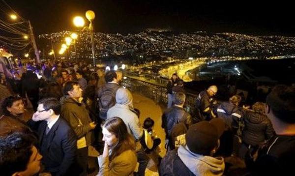 ↑图为此次大地震,智利民众及时赶到高处,躲避海啸袭击