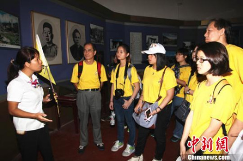 图为马来西亚华裔青少年参观胡文虎纪念馆。　刘永良 摄