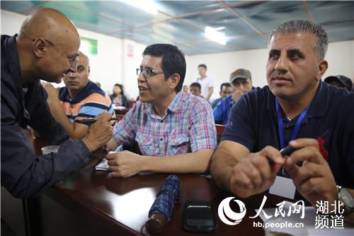 与会官员在农民田间学校现场交流