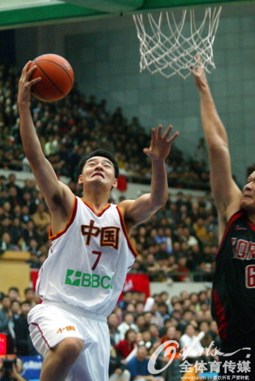 2003年哈尔滨亚锦赛，中国男篮获得冠军。图片背景：2003年10月1，2003年男篮亚锦赛决赛，中国106：96胜韩国。中国队焦健比赛中上篮