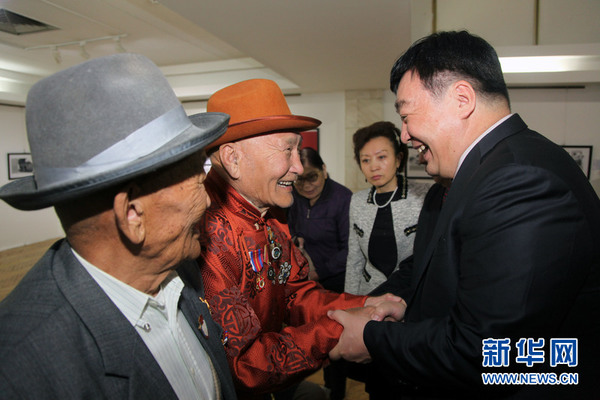 ２１日，中国驻蒙古国大使邢海明（右１）在纪念中国人民抗日战争胜利７０周年图片展现场问候蒙古国参加抗战老兵。新华社记者郑闯 摄