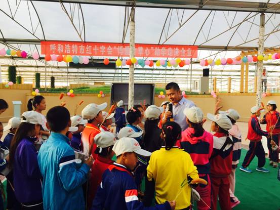 蒙草公司董事长王召明在为孩子们讲述“蒙草”的故事