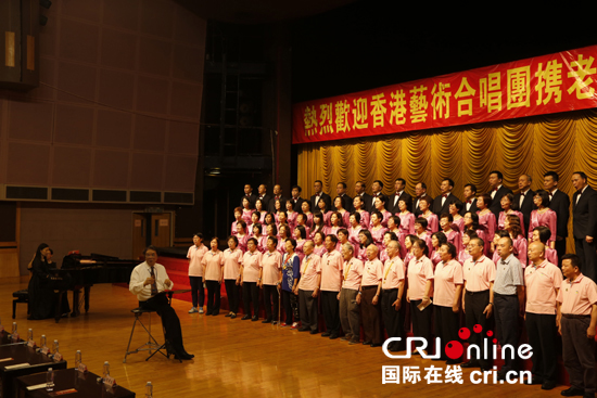 现场全体人员合唱《歌唱祖国》