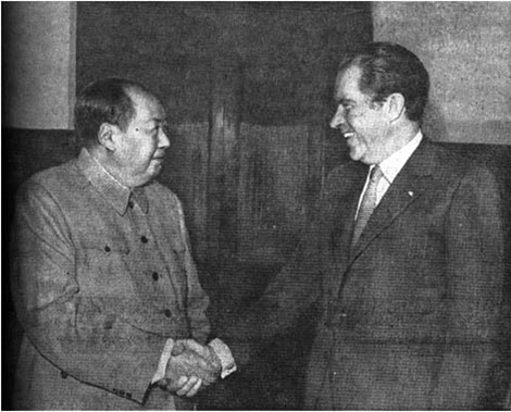 毛泽东主席同尼克松总统握手。（人民日报全媒体平台资料照片）