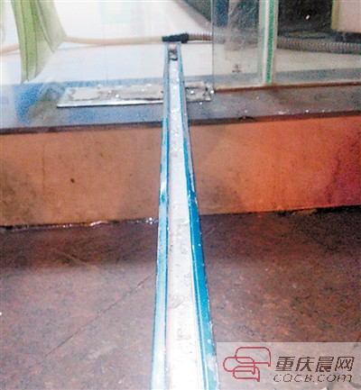 被撞后的玻璃门框。 受访者供图