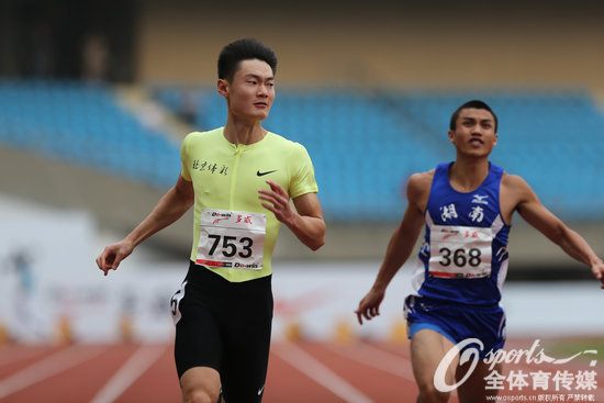 全国田径锦标赛100米决赛 张培萌夺冠苏炳添未