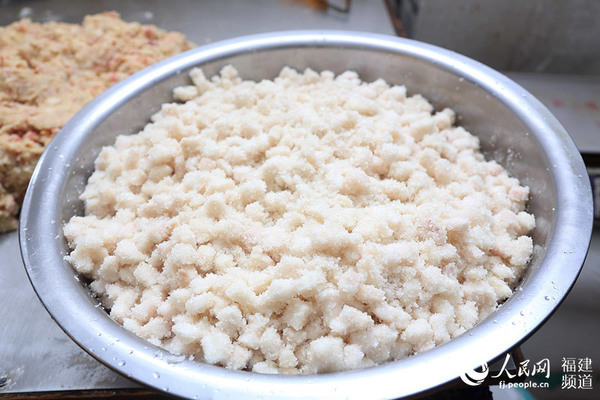 腌制好的肉馅，裹着均匀的白糖，显得晶莹剔透 邹家骅摄