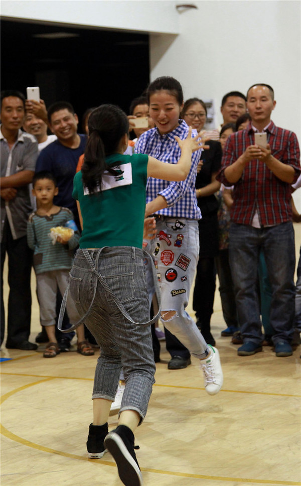 主持人胡海与贾晓君互撕。代表各自的获胜队，如果一方获胜，将赢得价值10000元的脑瘫患儿公益基金。