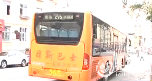 青岛一男子错过公交车 怒骂司机用拖鞋砸车(图)