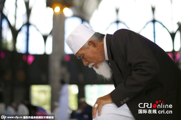 当地时间2015年9月24日，泰国曼谷，穆斯林祈祷庆祝宰牲节。图片来源：CFP