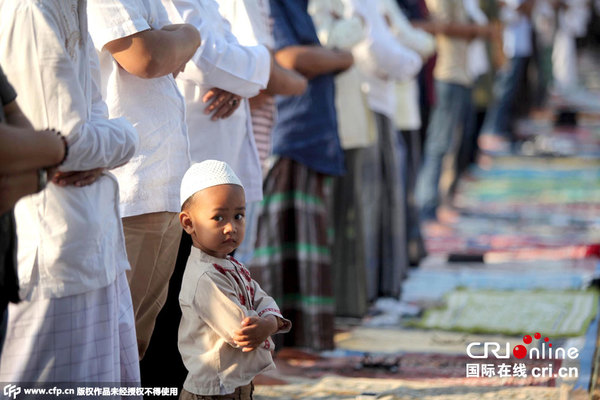 当地时间2015年9月24日，印尼雅加达，穆斯林民众庆祝宰牲节。图片来源：CFP