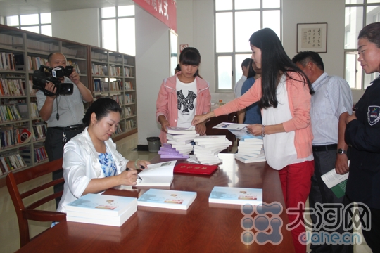 美女专栏作家柳韵向周口市图书馆捐赠260余册