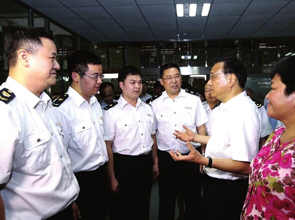 李克强24日在河南保税物流中心考察