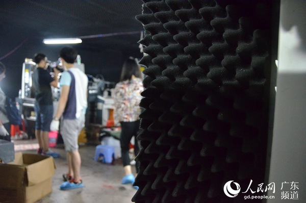 犯罪团伙在窝点内部专门布置专业的隔音设施，最厚达26厘米。林龙勇摄