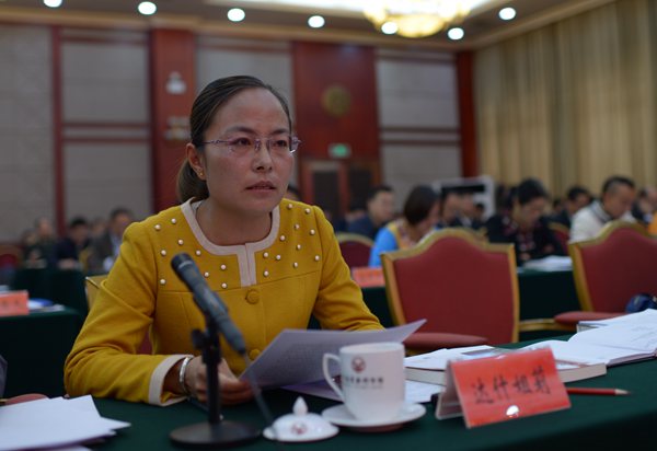 9月25日，尕布龙外孙女达什姐莉在座谈会上发言。