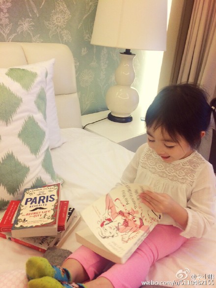 李小鹏晒爱女<em>奥莉</em>看书照 <em>萌态十足</em>(图)|微博|照