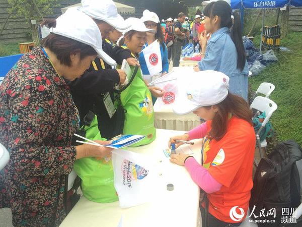 参赛市民在起点处检录。（黄娟 摄）