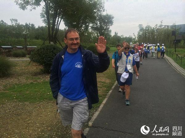 国际参赛者在徒步赛道上与中国参赛者打招呼 。（黄娟 摄）