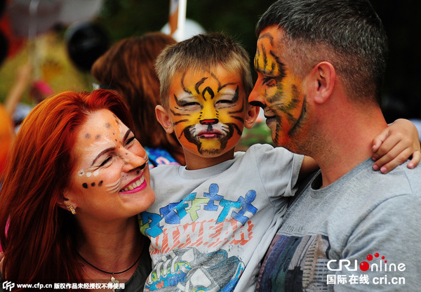 　　当地时间2015年9月27日，俄罗斯海参崴，民众参加“老虎日”嘉年华游行。图片来源：CFP