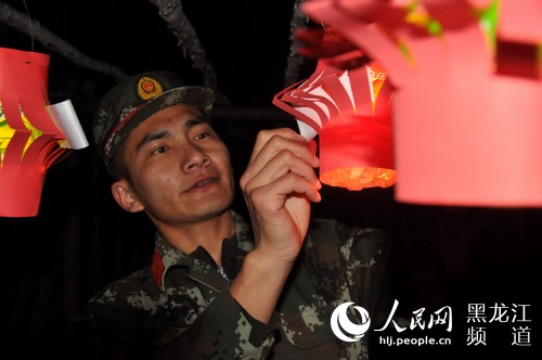一名官兵正在猜灯谜。