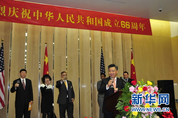 李强民总领事与嘉宾为国庆６６周年祝酒。新华社记者张永兴摄