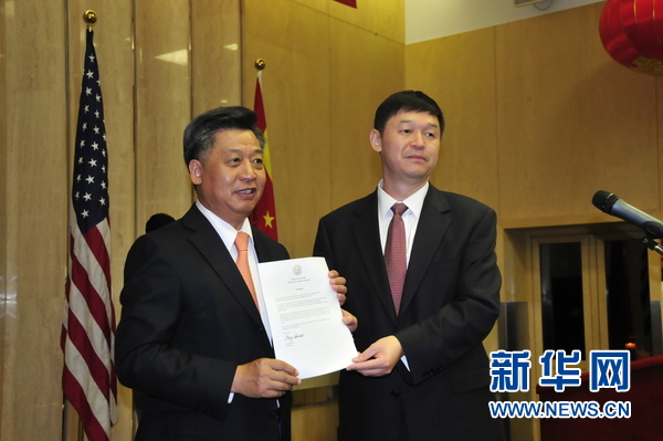 得州州长代表向李强民总领事递交州长国庆贺词。新华社记者张永兴摄