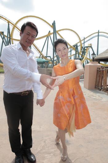 （图：申雪赵宏博在“心”形过山车“雨林飞鹰”前合影留念）