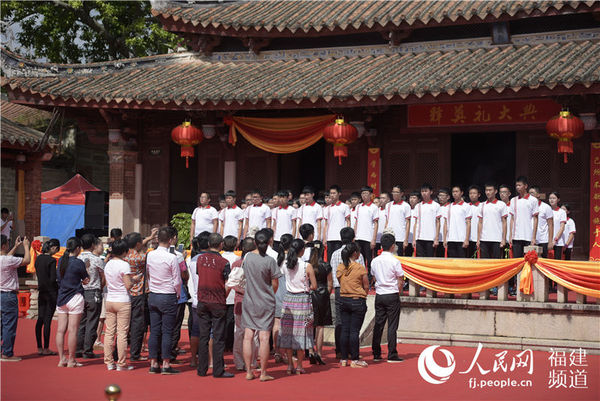 中学生进行成人礼。沈宇波 摄