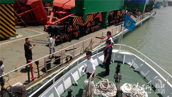 海事部门工作人员在海上巡航督促防台工作