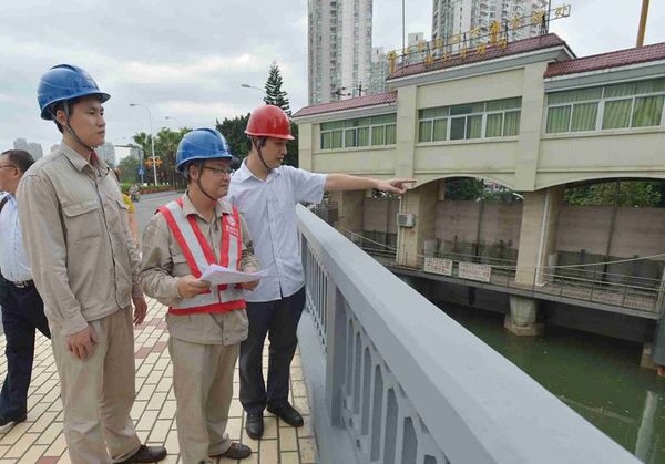 2015年9月28日福州公司工作人员配合用户对排涝站的电气设备进行巡视（陈蒸陈德钧）