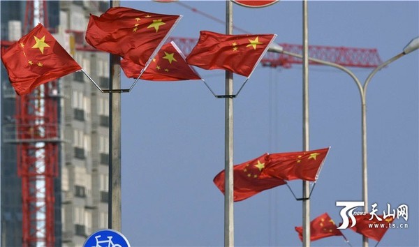9月28日，库尔勒市街头五星红旗迎风飘扬，城市显得喜气祥和。